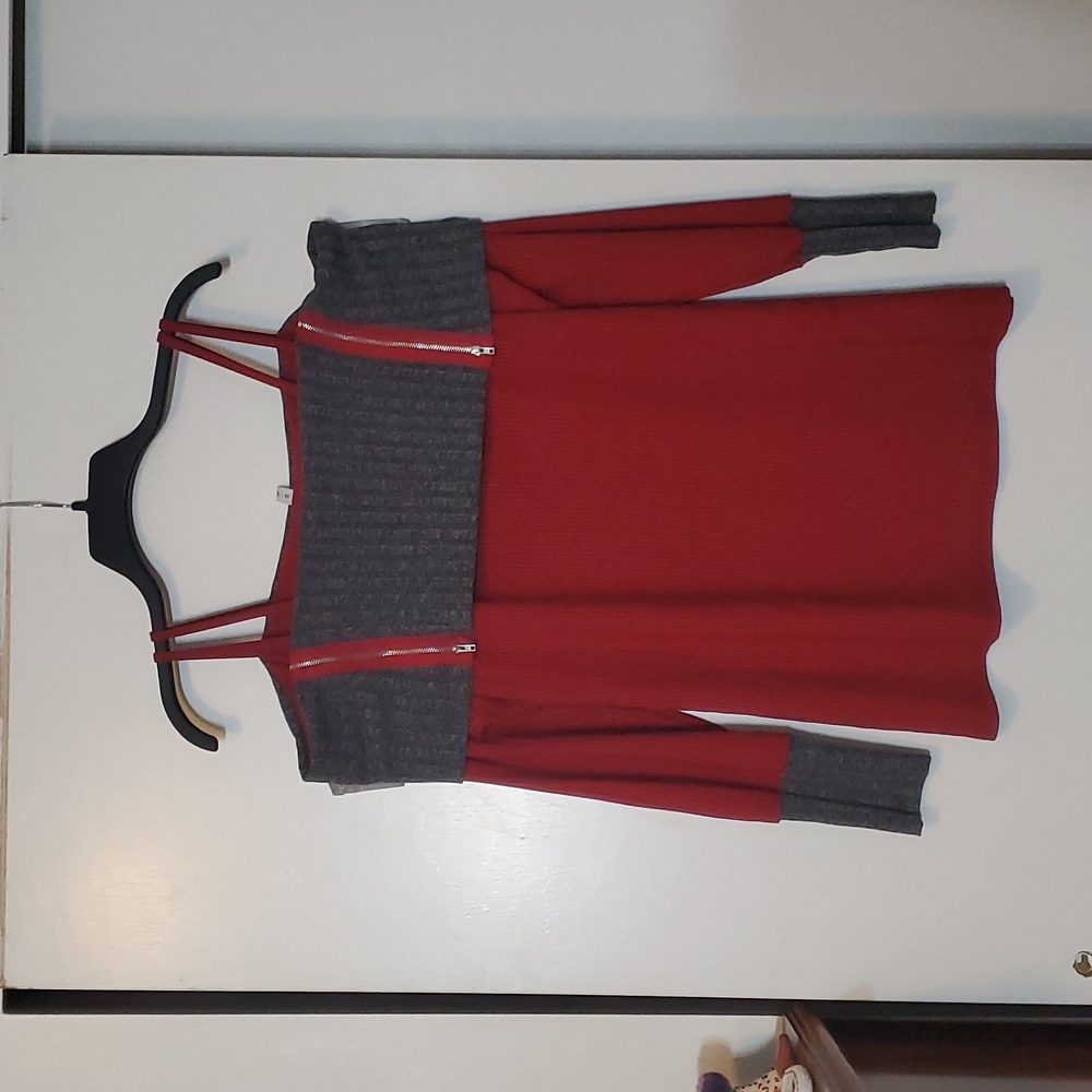 Rose Gal Sz. 2x Cold Shoulder Red and Gray Sweater.